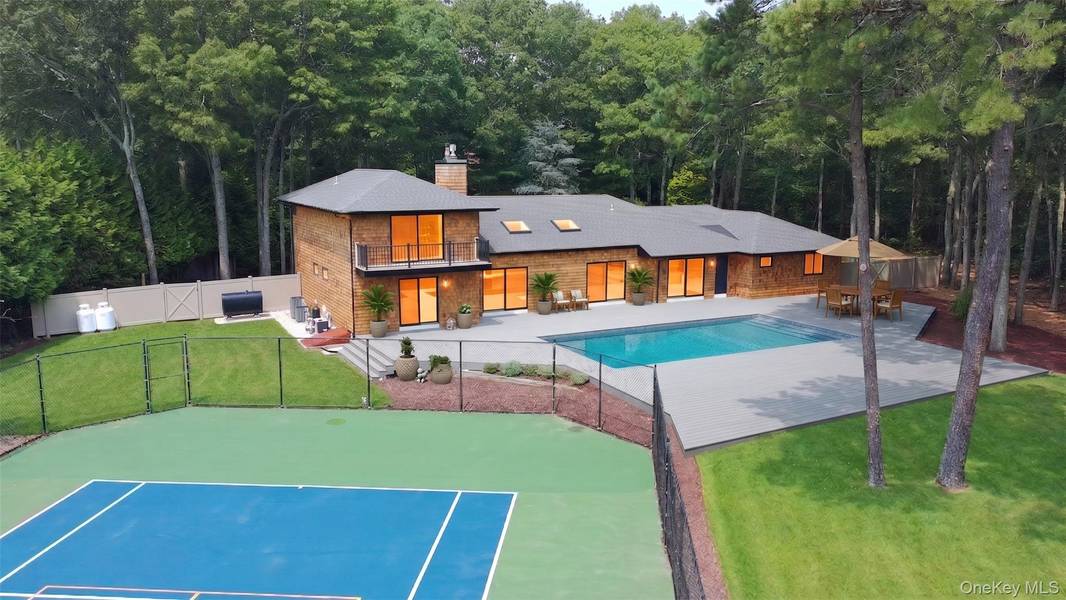 10 Jeffrey LN, East Quogue, NY 11942