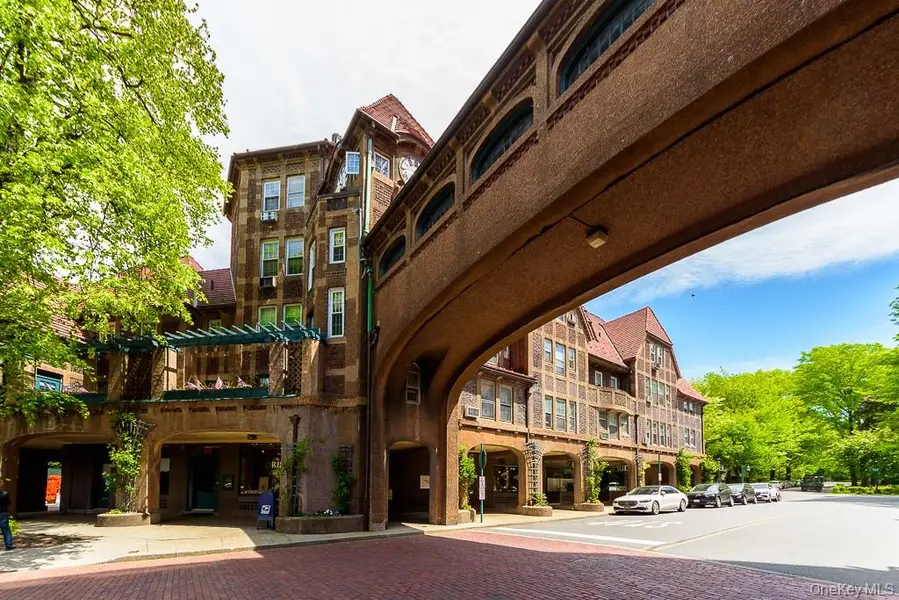 10 Station SQ #R42, Forest Hills, NY 11375