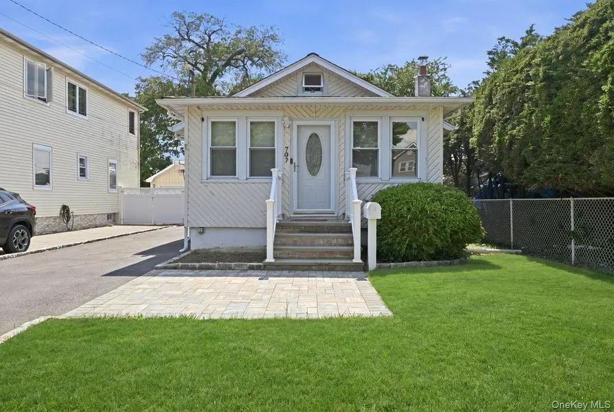 707 5th ST, Lindenhurst, NY 11757