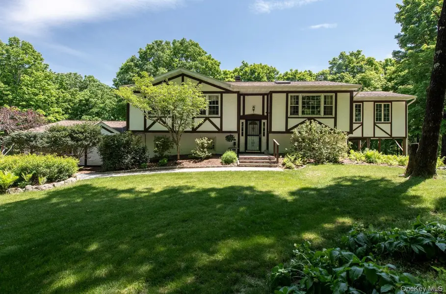 956 Pumpkin LN, Clinton Corners, NY 12514