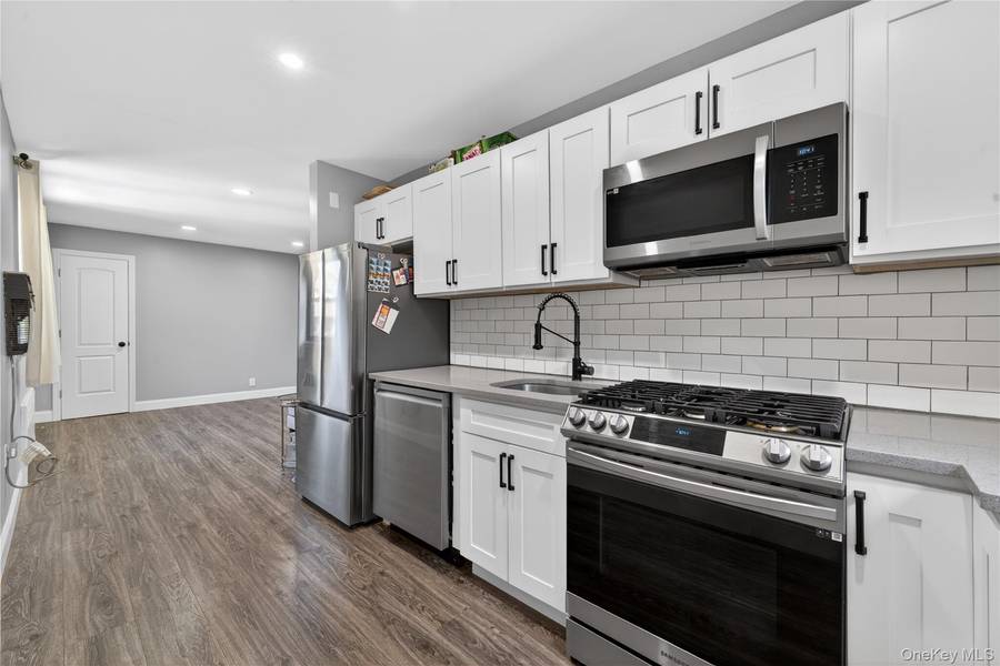 56-21 Douglastion Pkwy #Upper, Douglaston, NY 11362