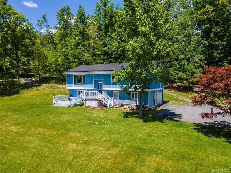 20 Patrick DR, Bloomingburg, NY 12721