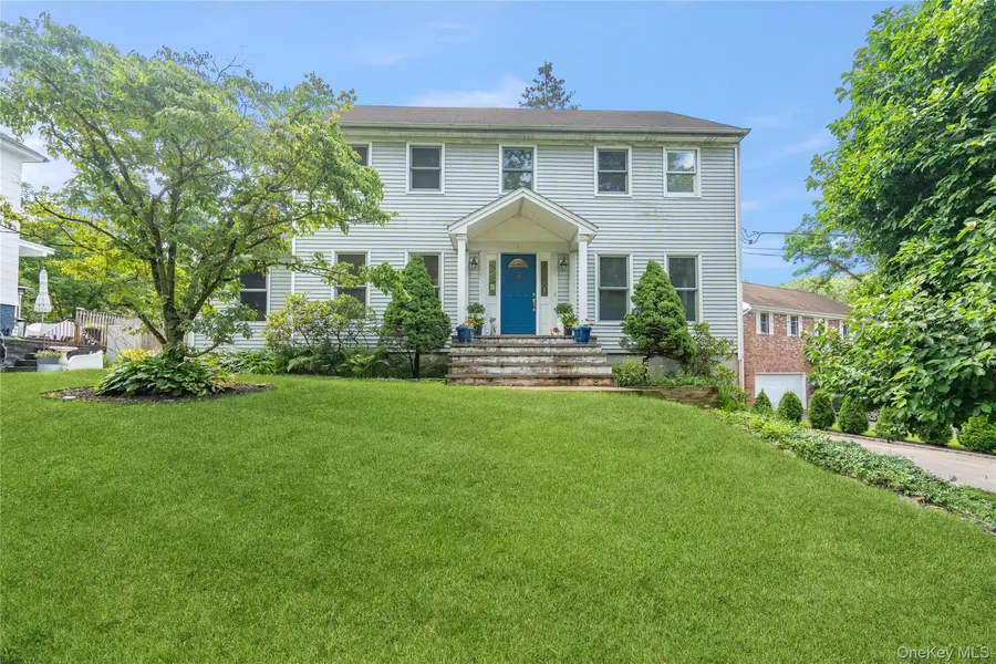 6 Cedar AVE, Locust Valley, NY 11560