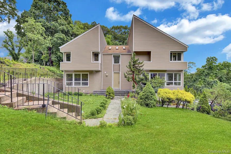 4 Verity LN, Roslyn, NY 11576