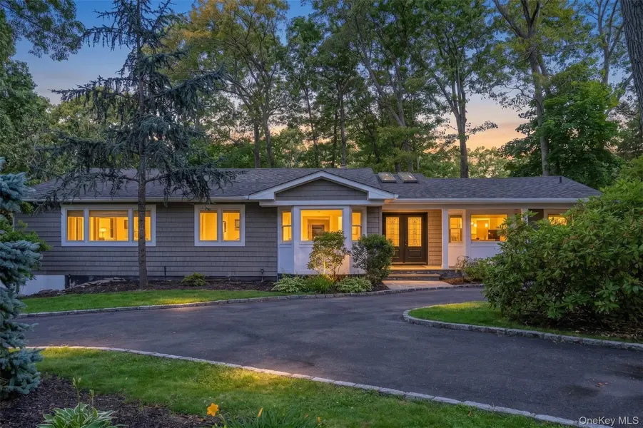 2 Rawlings DR, Melville, NY 11747