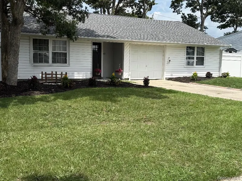 65 Biscayne DR, Selden, NY 11784