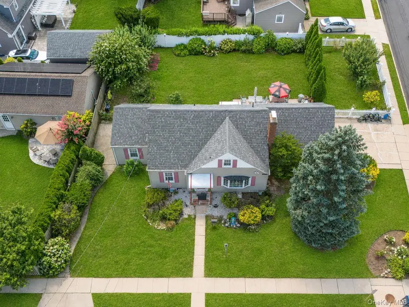 295 Ivy AVE, Westbury, NY 11590