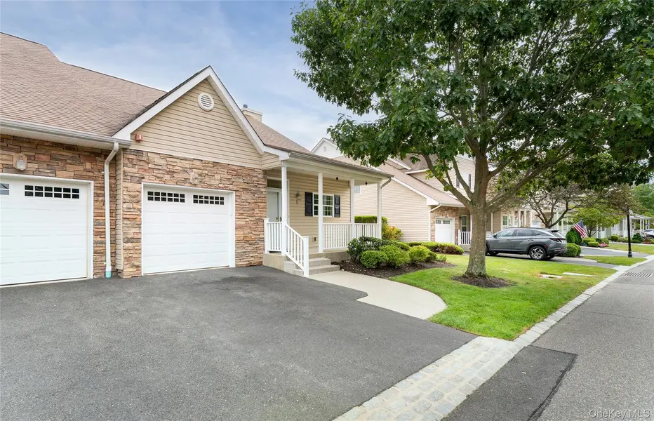 7 Pond CIR, Mount Sinai, NY 11766