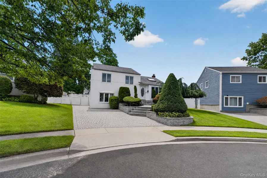 68 Briarwood LN, Plainview, NY 11803