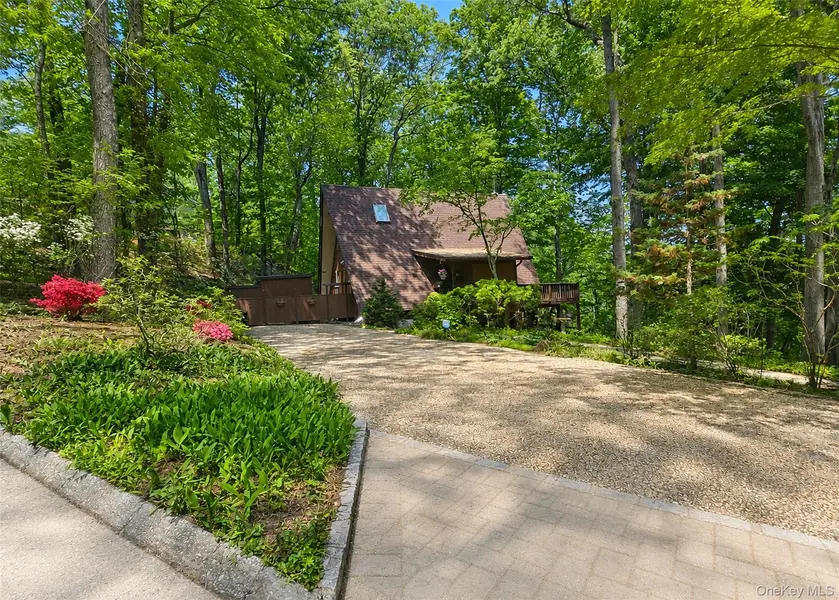 101 Longfellow LN, Port Jefferson, NY 11777