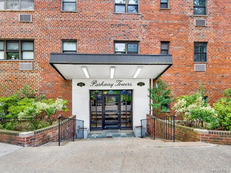 1910 S Pelham Pkwy #3G, Bronx, NY 10461