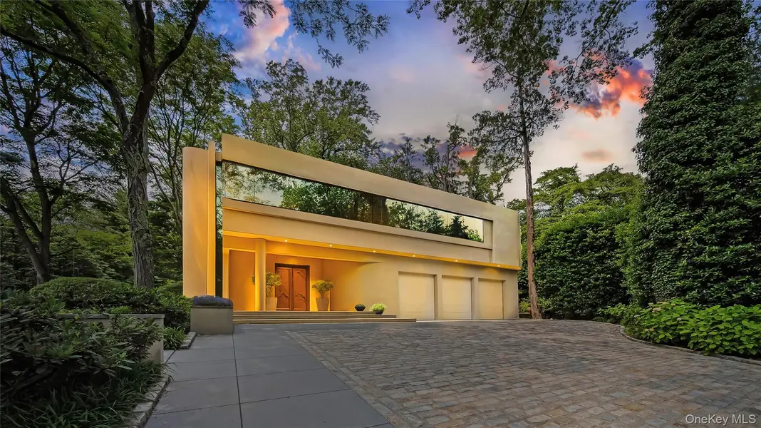 7 Folie CT, Manhasset, NY 11030