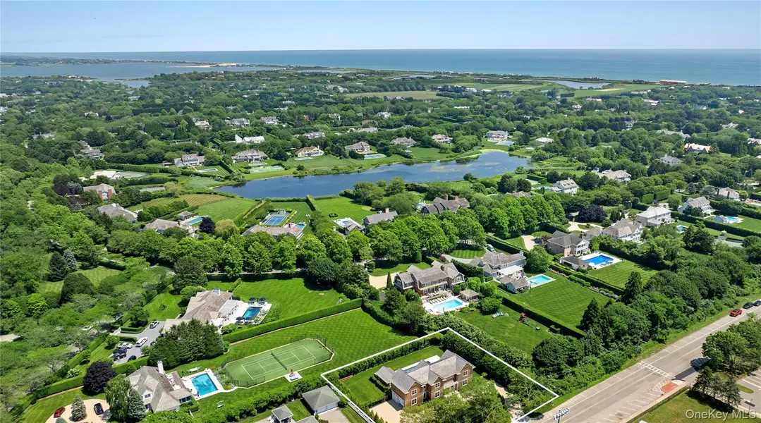 100 Narrow LN, Southampton, NY 11968