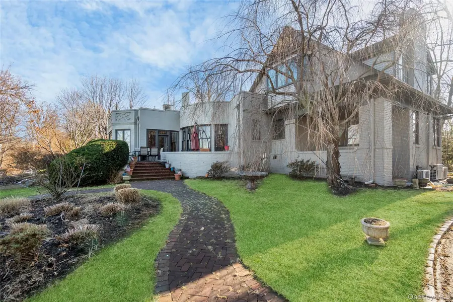 5 Cedar LN, Glen Cove, NY 11542