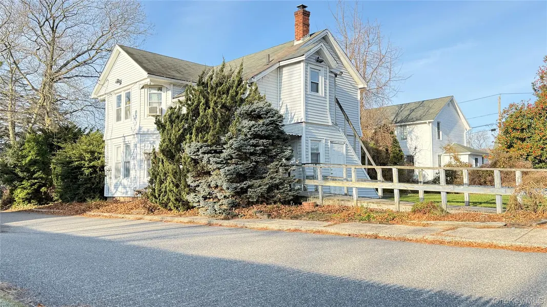 982 Roanoke AVE, Riverhead, NY 11901