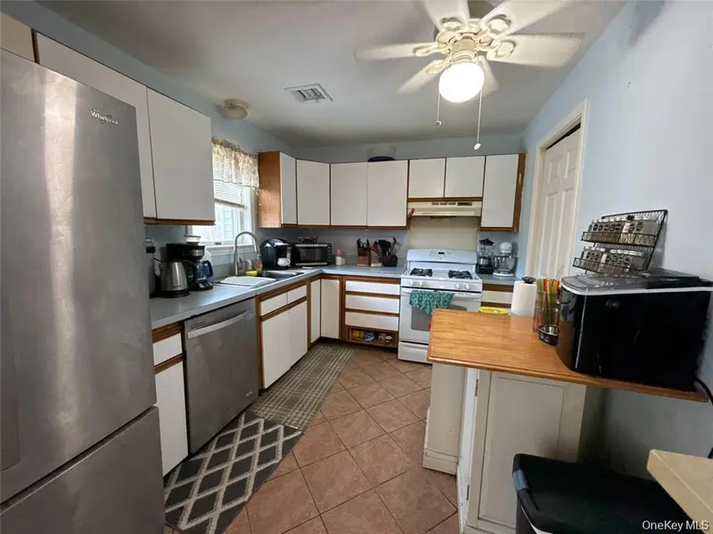 33 Muntz LN, Garnerville, NY 10923