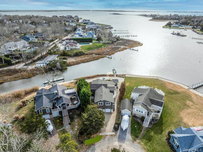 7 Springville CIR, Hampton Bays, NY 11946