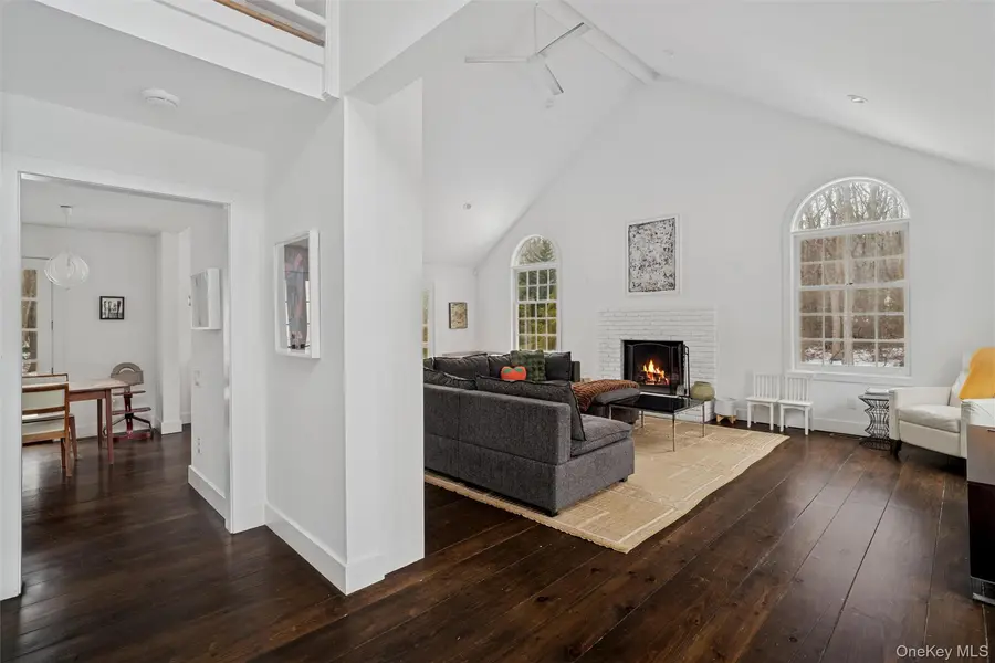 1008 Middle Line Hwy, Sag Harbor, NY 11963
