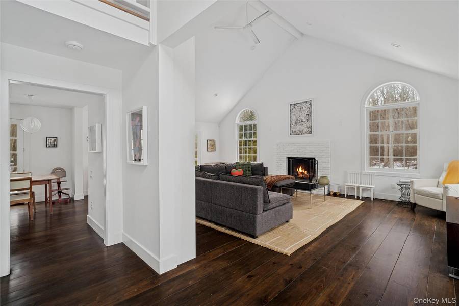 1008 Middle Line Hwy, Sag Harbor, NY 11963