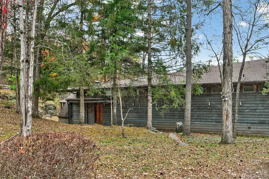 106 Mountain Laurel LN, Woodstock, NY 12498