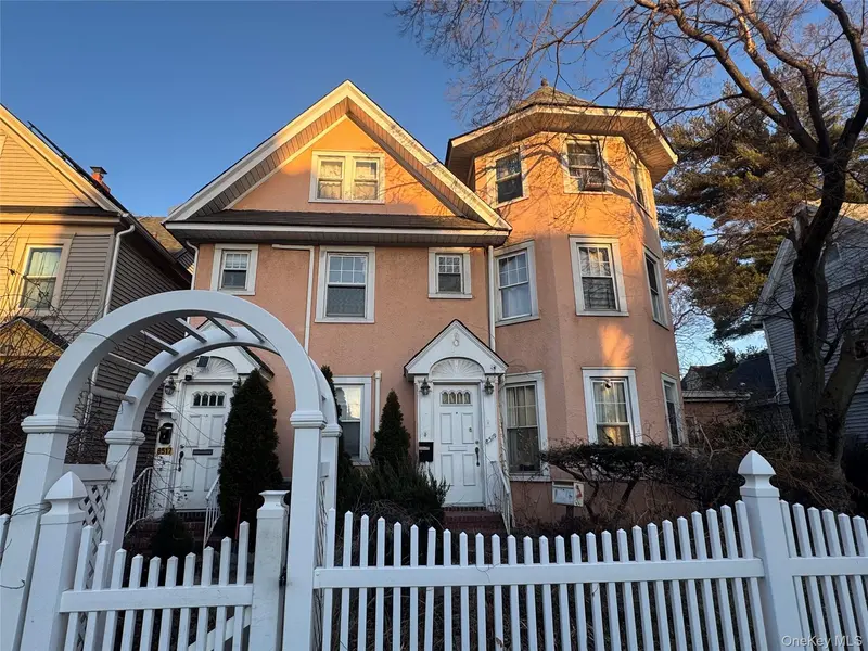 8517 115th ST, Richmond Hill, NY 11418