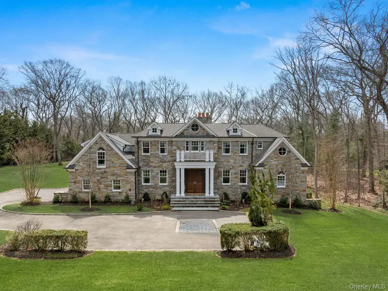 27 Victorian LN, Brookville, NY 11545