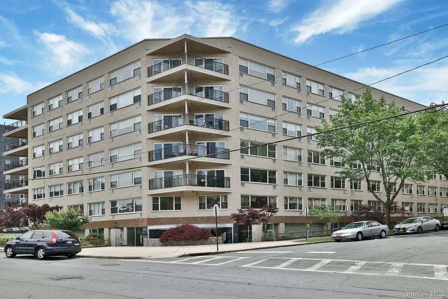 12 Old Mamaroneck RD #4L, White Plains, NY 10605