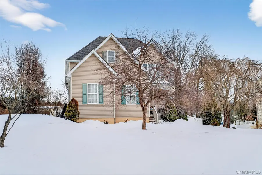 32 Woodstock LN, Middletown, NY 10941