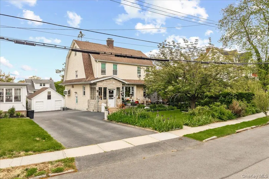 27 Faneuil PL, New Rochelle, NY 10801