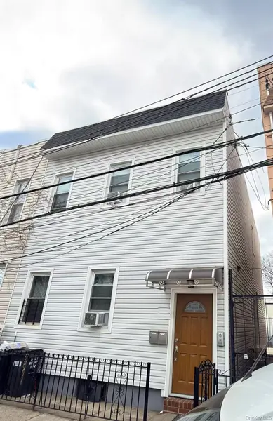 5431 Nurge AVE, Maspeth, NY 11378