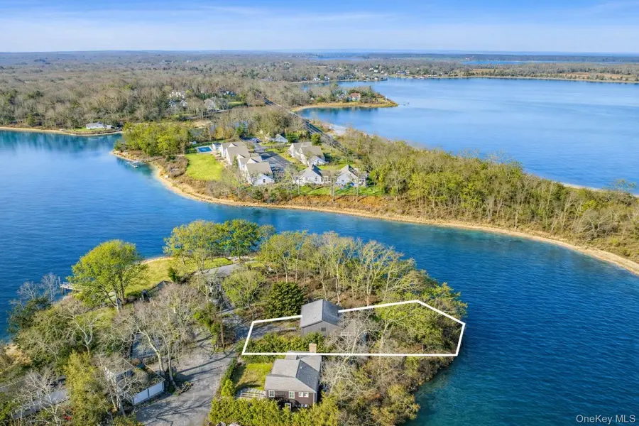 9 Helens LN, Southampton, NY 11968