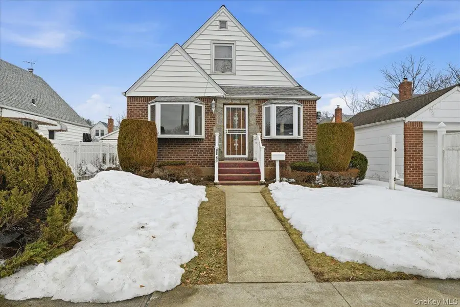 82-59 263rd ST, Floral Park, NY 11004