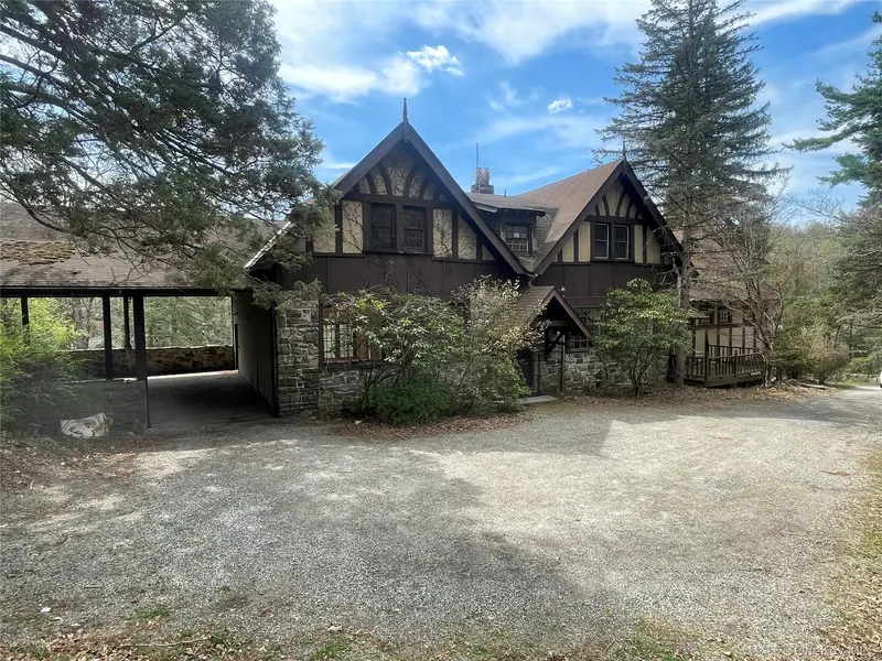 32 E Lake Stable RD, Tuxedo Park, NY 10987