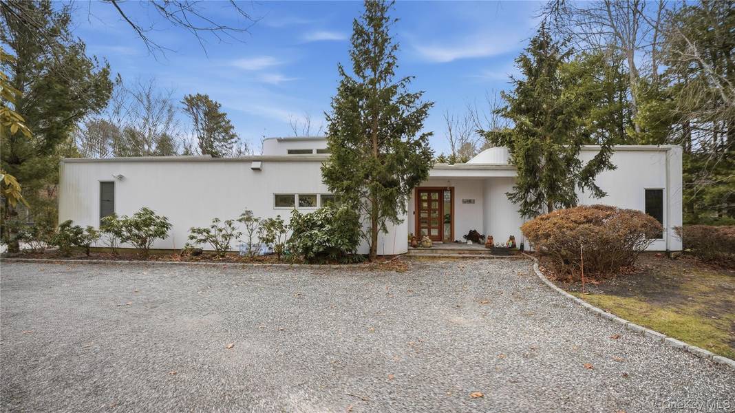 15 Blueberry LN, Quogue, NY 11959