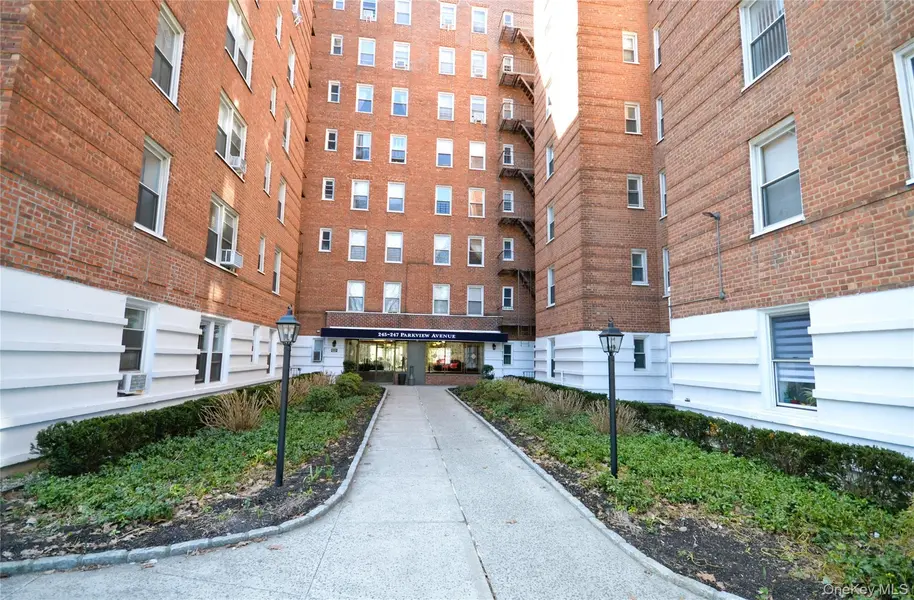 247 Parkview AVE #6M, Bronxville, NY 10708