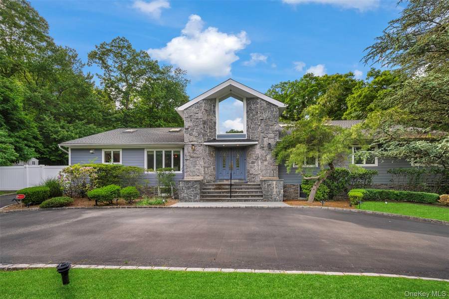 90 Belvedere DR, Syosset, NY 11791