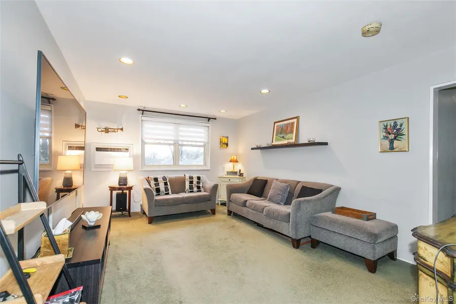 60-39 251st ST #2nd Fl, Little Neck, NY 11362