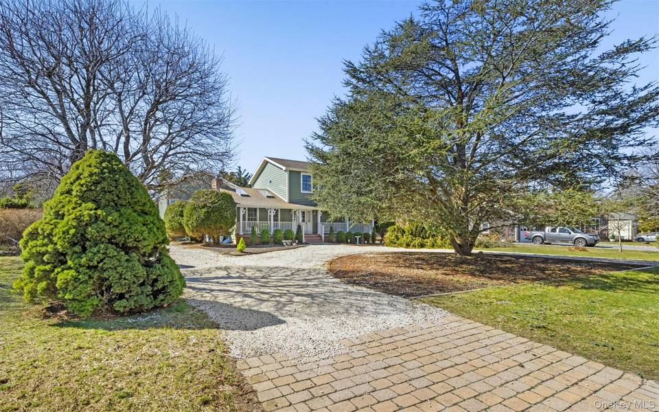 22 Peninsula DR, Sag Harbor, NY 11963