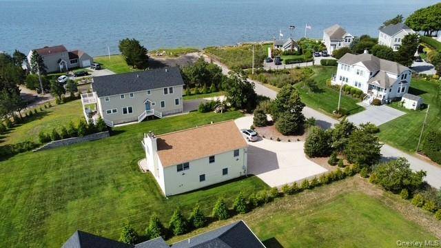 7 Corwin LN, Hampton Bays, NY 11946