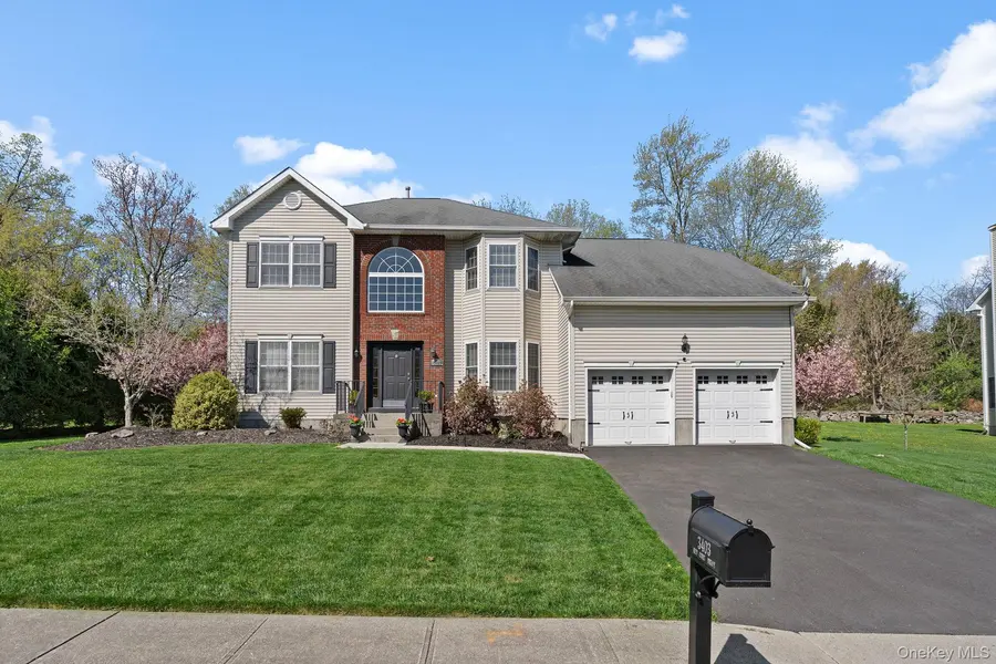 3403 Red Coat DR, New Windsor, NY 12553