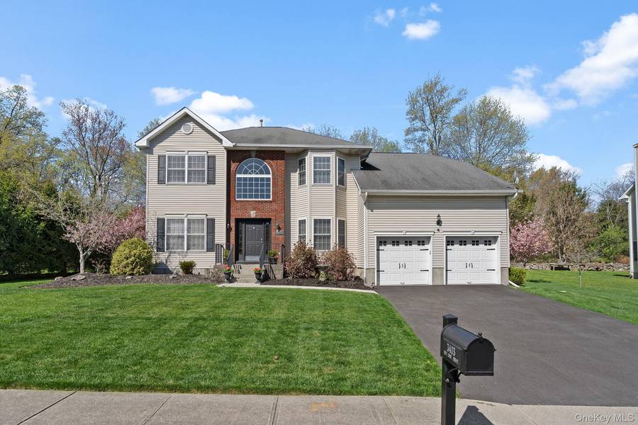 3403 Red Coat DR, New Windsor, NY 12553