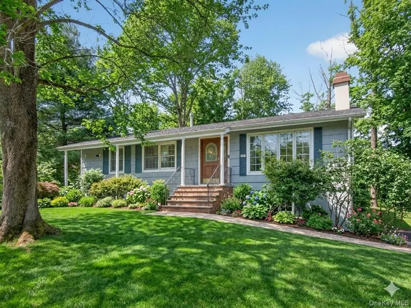 17 Victoria DR, Airmont, NY 10901
