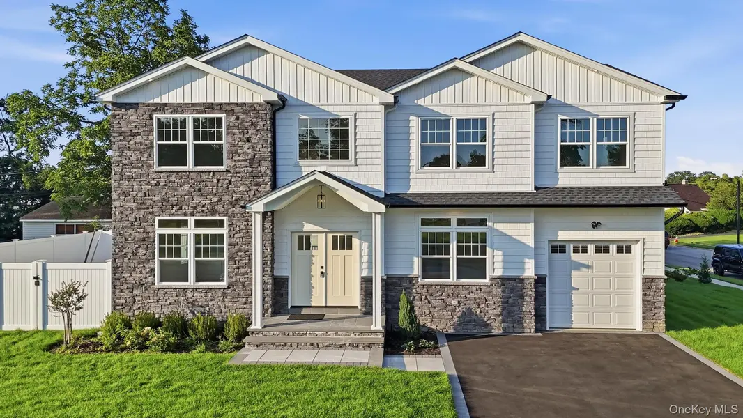 43 Barter LN, Hicksville, NY 11801