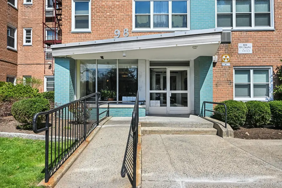 98 DeHaven DR #2B, Yonkers, NY 10703