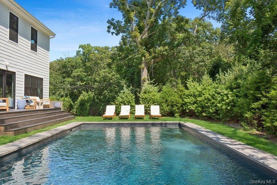 4 Squaw RD, East Hampton, NY 11937