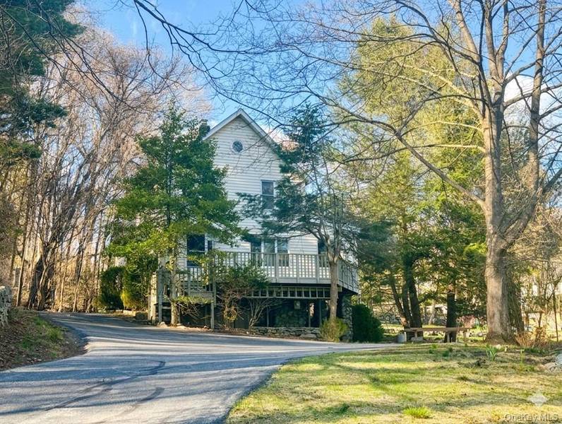 147 Stoneleigh AVE, Carmel, NY 10512