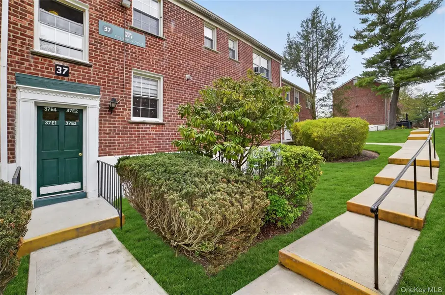37 Fieldstone Drive #E4, Hartsdale, NY 10530