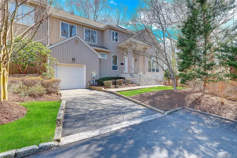 26 Stone Gate CT, Smithtown, NY 11787