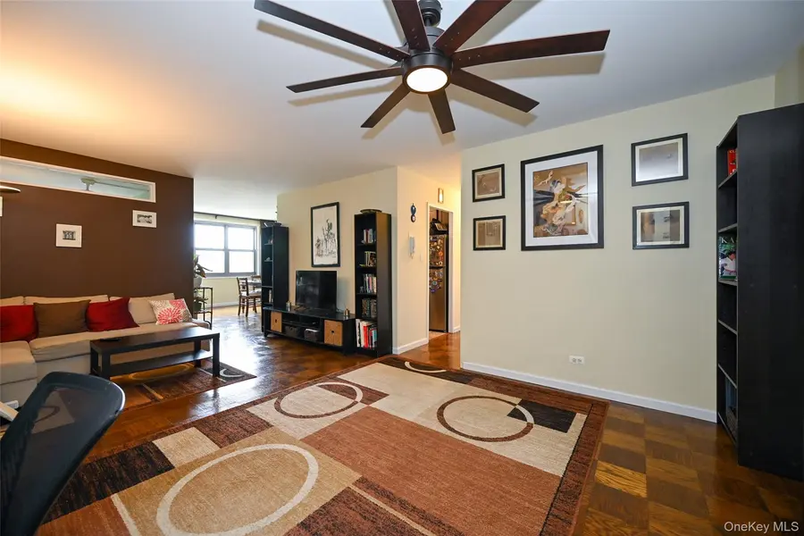 61-20 Grand Central Pkwy #B 803, Forest Hills, NY 11375