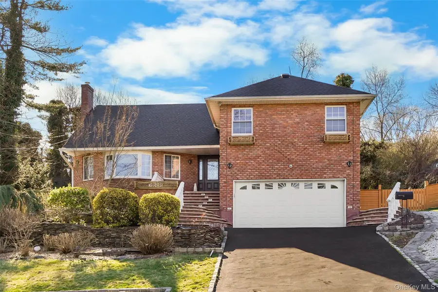 39 Oakdale RD, Roslyn Heights, NY 11577